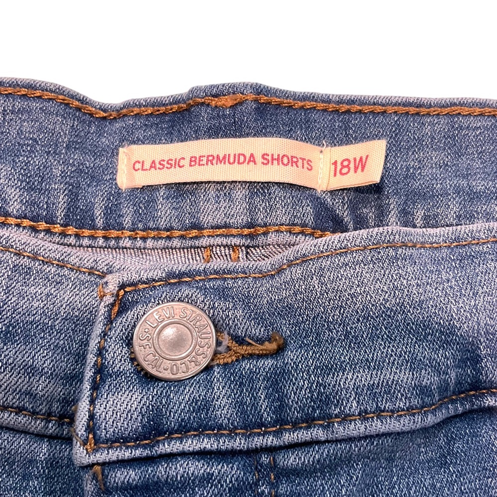 Levi’s Classic Bermuda Women’s Shorts Medium Wash Size 18W - Picture 9 of 16